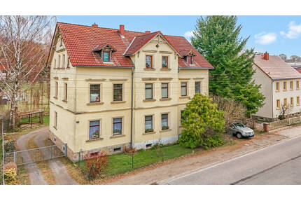 +Investieren leichtgemacht: Familienfreundliches MFH mit drei 4-R-W, Keller & Garten (Neustadt Sa.)+