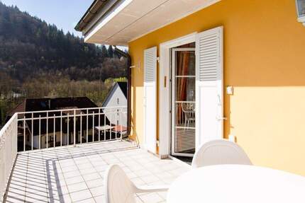 Stilvolle Immobilie mit drei Wohneinheiten und Baugrundstück - Zell