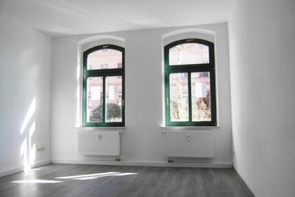 Nur wenige Stufen führen in diese kleine Wohnung mit Balkon und ganz tollem Bad am Chemnitzer Stadtrand