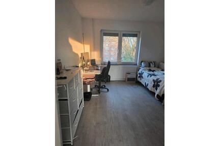 Helles Zimmer in WG – Wohnung mit 2 Zimmern und Wohnzimmer - Emden Tholenswehr
