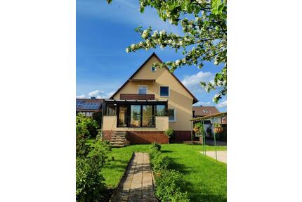 Von Privat: Zweifamilienhaus in Bestlage – Wintergarten & Garage - Neustadt am Rübenberge