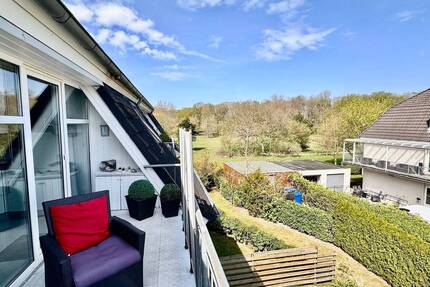 Topgepflegte Dachgeschoss-Wohnung mit Lift, Einbauküche und Loggia mit Ausblick ins Grüne sowie kompletter Möblierung in Bad Zwischenahn-zentral