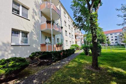 Hoch oben mit Blick ins Grüne - 293,00&nbsp;EUR Kaltmiete, ca.&nbsp; 48,80&nbsp;m&sup2;&nbsp;Wohnfl&auml;che in Merseburg (PLZ: 06217)