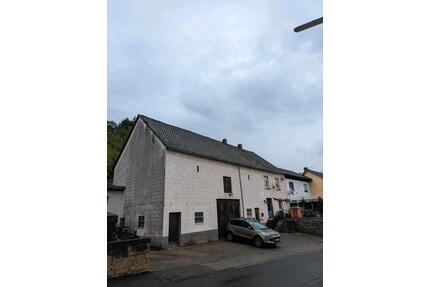 Einfamilienhaus mit Scheune und großen Grundstück - Bausendorf