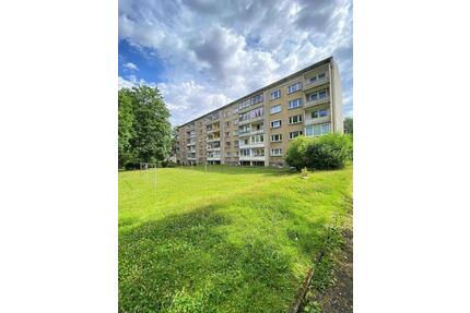 3-Raum mit Balkon in Süd - 334,00&nbsp;EUR Kaltmiete, ca.&nbsp; 58,03&nbsp;m&sup2; in Zittau (PLZ: 02763)