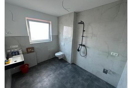 Neubau Wohnung Linden, 110m², Fußbodenheizung, Balkon, Stellplatz