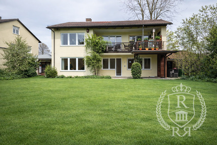 Zweifamilienhaus am Schloßberg mit großem Grundstück & viel Potenzial - Stephanskirchen