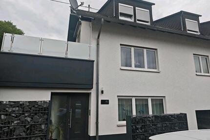 Charmante Doppelhaushälfte mit großer Terrasse, Balkon und Garage - Osann-Monzel