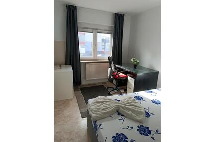 schönes helles zimmer - 300,00&nbsp;EUR Kaltmiete, ca.&nbsp; 14,00&nbsp;m&sup2; in Siegen (PLZ: 57072)