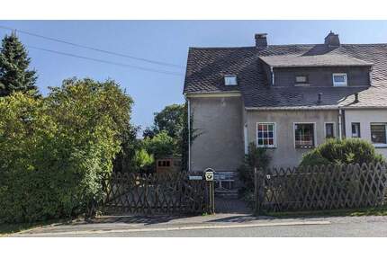 Einfamilienhaus (Doppelhaushälfte) und Garagengebäude auf Grundstück - Falkenstein Trieb