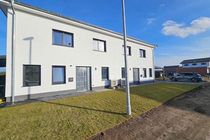 Neuwertige Doppelhaushälfte mit EBK Carport Terrasse - Hillerse