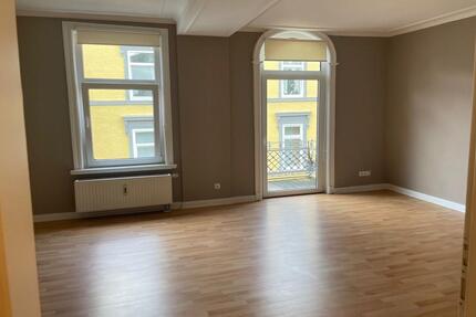 Helle, freundliche 2 Zimmerwohnung, Balkon, Einbauküche, Aufzug - Bad Pyrmont