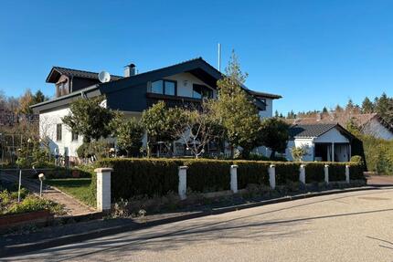 Attraktives Mehrfamilienhaus mit großem Garten und Kamin in ruhig - Schömberg