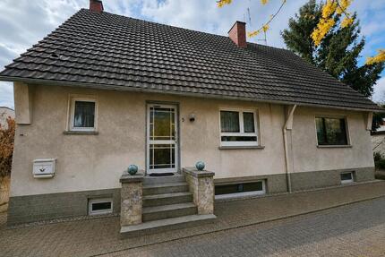 Zweifamilienhaus in Irlich mit Nebengebäude und Potenzial - Neuwied