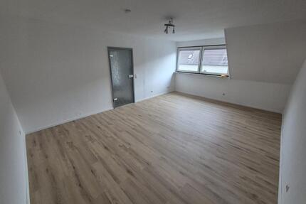 Zentral und ruhig - 3-Zi. DG-Wohnung mit Balkon & Stellplatz - Dortmund Brackel