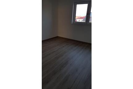 3 Zimmer Erdgeschosswohnung - 800,00&nbsp;EUR Kaltmiete, ca.&nbsp; 86,00&nbsp;m&sup2; in Rot am See (PLZ: 74585)