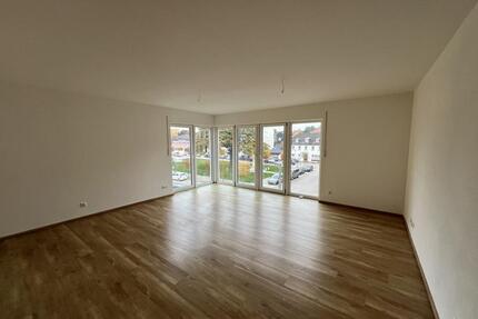 Senioren aufgepasst! Traumhafte, barrierearme Innenstadt-Wohnung mit schönem Blick auf den Maxplatz (4-Zimmer, Balkon, Garage, Aufzug) - Rehau