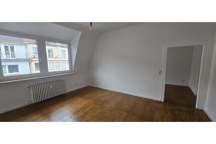 Dachgeschoss-Wohnung mit 4-ZKB in zentraler Lage von Saarbrücken!