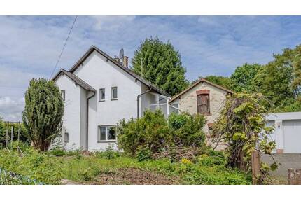 Freistehendes Einfamilienhaus mit großem Grundstück, Doppelgarage & vielseitigem Potenzial in Gründau