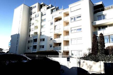 Energetisch bestens modernisierte 2-ZIMMER-WOHNUNG mit Parkett, Top-Einbauschränken und Südbalkon, Einbauküche mit Th... - Köngen