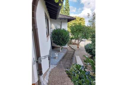 FREISEN! Freistehendes 1-2 Familienhaus mit großer Einliegerwohnung, Wintergarten, Terrasse, Garten und Doppelgarage (+Tor-Zufahrt Rückseite)