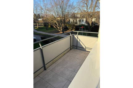 Modernes Wohnen: Helle 2-Zimmer-Wohnung mit sonnigem Balkon in Stuttgart-Stammheim