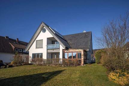 Viel Platz für Familie oder Vermietung - großzügiges Zweifamilienhaus mit Wintergarten, Loggia und Garten in ruhiger und beliebter Lage von Steinhagen