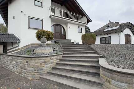 Haus zum Kaufen in Kalt 493.000,00 € 210.17 m²