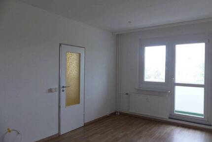 Bezugsfreie Dreiraumwohnung im 3. OBERGESCHOSS mit Balkon in Oschatz