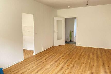 + Helle 3 Raum Wohnung mit Einbauküche im Erdgeschoss + - Gera Lusan