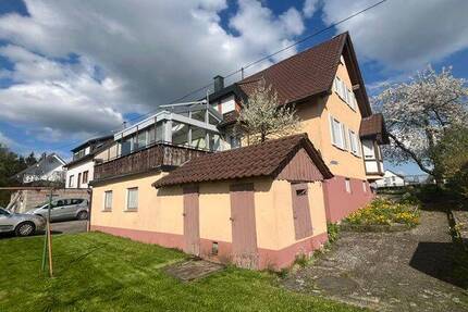 Ein- bis Zweifamilienhaus mit großem Grundstück, Wintergarten und drei Garagen - Dornhan / Weiden