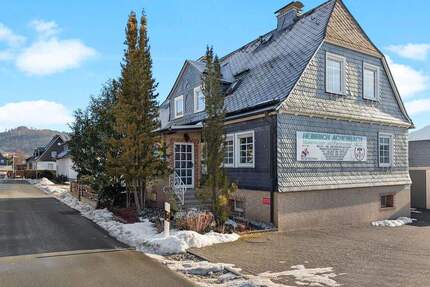 Attraktives Einfamilienhaus mit Garagenkomplex und Ausbaupotenzial - Bad Laasphe