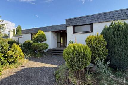 *** Ruhig gelegener Bungalow mit Vollkeller in zentraler Lage von Adendorf ***