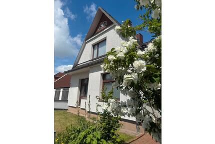 Renoviertes Einfamilienhaus mit Altbaucharme und großem Garten - Bad Schwartau