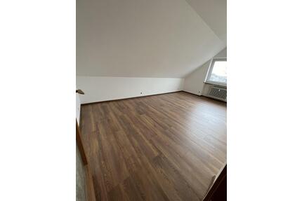 Sanierte 2 Zimmer Dachgeschosswohnung mit Küche und Sauna - Uetze