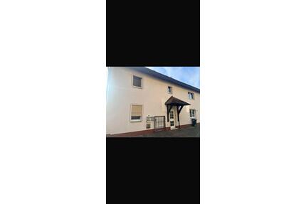 3 zimmer haus zu vermieten - 750,00&nbsp;EUR Kaltmiete, ca.&nbsp; 95,00&nbsp;m&sup2; in Hungen (PLZ: 35410)