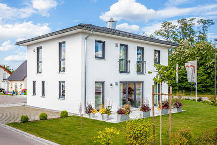 Bezugsfertiges Einfamilienhaus in Maxhütte-Haidhof, freistehend mit bereits angelegtem Garten