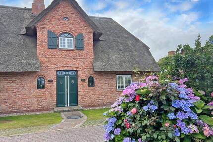Schöne Haushälfte unter Reet - 2.250.000,00&nbsp;EUR Kaufpreis, ca.&nbsp; 125,00&nbsp;m&sup2;&nbsp;Wohnfl&auml;che in List (PLZ: 25992)