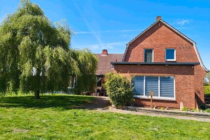 Haus zu verkaufen. Zwei Wohnungen. Großes Grundstück - Bösel