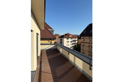 Penthouse-Feeling in Stuttgart: Rundum-Balkon und TG-Stellplatz