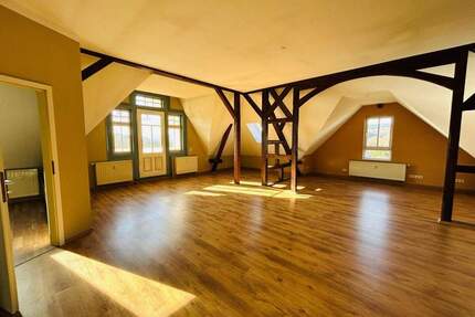 Indivduelle 3 12-Zimmer-Dachgeschosswohnung mit Balkon in bester Wohnlage von Rudolstadt, im Villenviertel zu vermieten