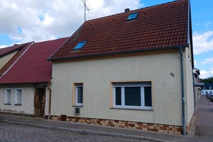 Eckhaus mit Nachbarhaus und neuer Zufahrt, sanierungsbedürftig - Aken (Elbe)