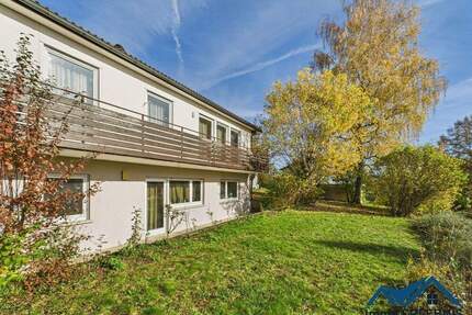 Begehrte Top-Lage in Hattenhofen! Großes EFH mit ELW, Terrasse, Balkon & schönem, großen Garten uvm!