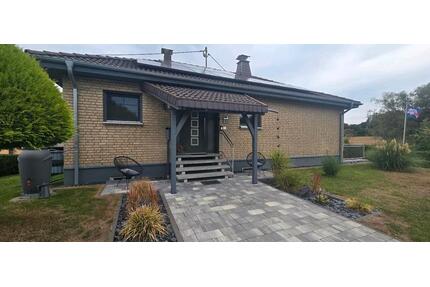 Einfamilien Haus Winkel Bungalow mit viel Grundstück und Pool - Nonnweiler