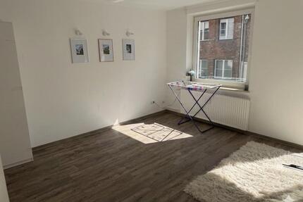 Studentische Untermiete mit kleinem Balkon! (Mai-Aug) (32m²) - Lübeck Innenstadt
