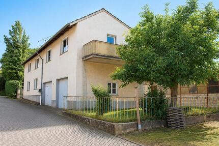 Einfamilienhaus mit Innenhof, Halle, Nebengebäude und Garage - Grafschaft