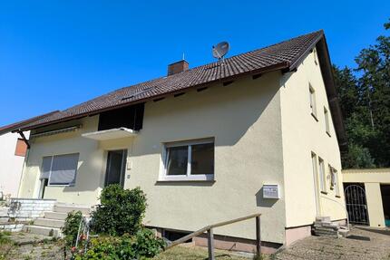 Zweifamilienhaus in Regenstauf mit großem Grundstück & Potential!