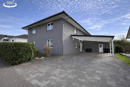 Modernes Zweifamilienhaus mit Carport, Terrasse und Garten - Klausen / Pohlbach