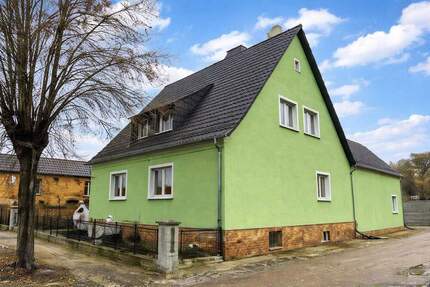 Freistehendes Einfamilienhaus mit Nebengebäude auf großzügigem Grundstück - Briesen (Mark)