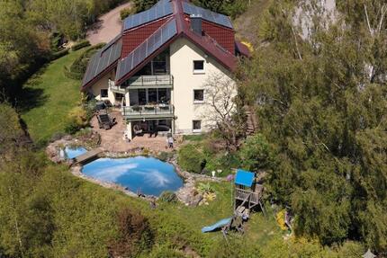 350 m² Wohnkomfort mit Wärmepumpe, 30 kWp PV und separater Praxis - Suhl Schmiedefeld am Rennsteig
